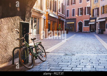 Schöne gemütliche Straße am frühen Morgen in Annecy, Frankreich, Vintage Fahrrad auf Pflaster in Europa, die europäische Altstadt Stadtbild, historische Architektur arc Stockfoto