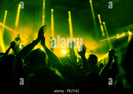 Applaus, Masse der Leute applaudieren zu Musiker Musik Festival, Silhouetten von händeklatschen bei Konzert zeigen Stockfoto