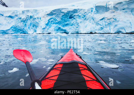Extreme Abenteuer Sport, Antarctica Kajak, Paddeln im Kajak zwischen antarktischen Eisberge, winter Freizeitaktivitäten im Freien Aktivität Stockfoto