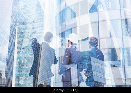 Gruppe von Geschäftsleuten diskutieren Immobilien-, Bau neuer Gebäude, Zusammenarbeit von Architekt, Designer und Manager Stockfoto