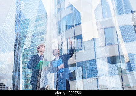 Bauarbeiten Menschen diskutieren neues Projekt der Gebäude mit Business Manager, Architekt und Ingenieur, der Industrie bauen Stockfoto