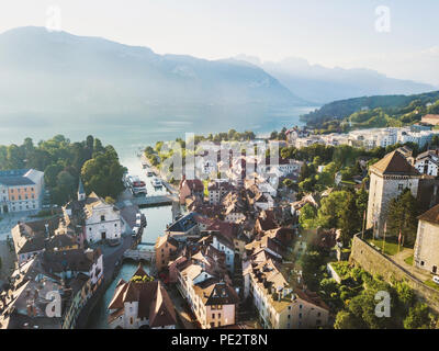 Annecy Schloss und Altstadt Luftbild panorama Drone, Frankreich Stockfoto