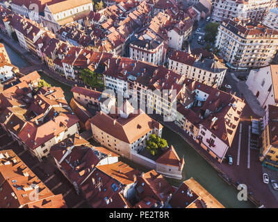Annecy Palais de Isle und Thiou Fluss Antenne Draufsicht, drone Stadtbild von historischen Sehenswürdigkeiten Architektur, Tourismus Museum in Frankreich Stockfoto
