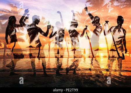 Beach Party Double Exposure, Gruppe von jungen Menschen tanzen, Freunde, trinken Bier und Cocktails bei Sonnenuntergang Stockfoto