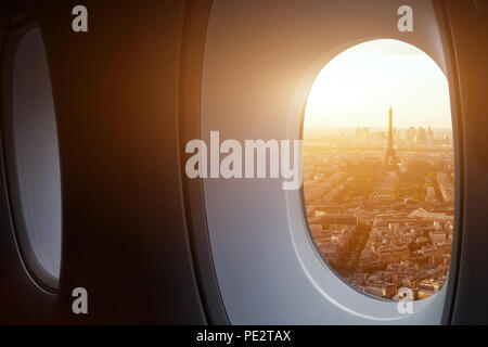 Reisen nach Paris, der Eiffelturm aus dem Fenster des Flugzeugs, Ferien in Frankreich, Europa Stockfoto