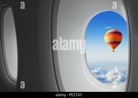 Dream Travel, Heißluftballon in den Himmel aus dem Fenster des Flugzeuges zu fliegen, überraschung Konzept Stockfoto