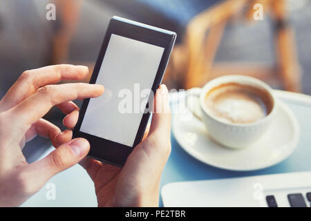 Nahaufnahme der Hand Handy Smartphone mit leeren Leerer Bildschirm Stockfoto