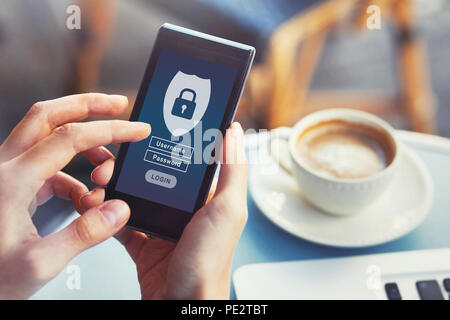 Login mobile App, Cybersecurity, privaten Zugang mit Benutzername und Passwort zu personenbezogenen Daten, Konzept auf dem Bildschirm des Smartphones Stockfoto