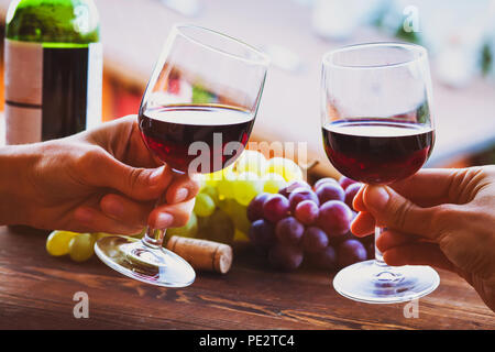 Rotwein, Paar trinken im luxuriösen Restaurant Stockfoto