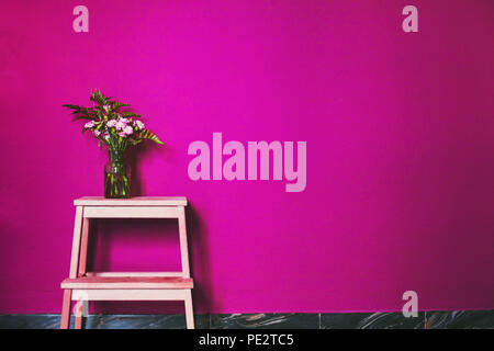 Rosa Farbe in der Inneneinrichtung Dekoration, bemalte Wand und Vase mit Blumen