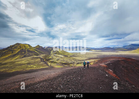 Wandern in Island in der Nähe von Landmannalaugar, Paar backpackers Wandern im schönen Mond Landschaft, Reise Stockfoto