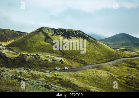 Mit dem Auto im Hochland von Island, off road Reisen in schöne Vulkanlandschaft Stockfoto