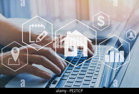 Immobilien Konzept, Objekt Wert Diagramm, Hände, indem Sie auf Computer als Hintergrund, die ein Haus kaufen Stockfoto