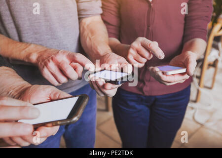 Hände der Gruppe von Menschen, die Mitarbeiter mit Smartphones, mobile online-Kommunikation oder Sozialen netzwerk konzept Stockfoto