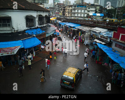 Grant Road und Frere Brücke Verkehr und Markt Szene, Mumbai, Indien Stockfoto