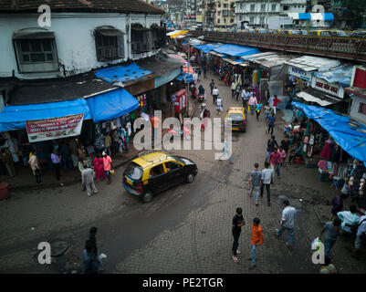 Grant Road und Frere Brücke Verkehr und Markt Szene, Mumbai, Indien Stockfoto