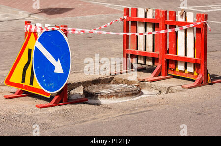 Schild Verengung der Straße, Abstecher in die Stadt auf der sonnigen Sommertag Stockfoto