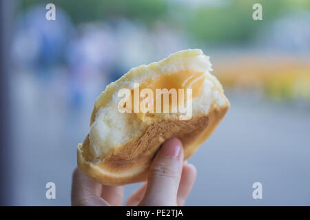 Melone Brötchen, warmes Brot mit Melone Creme innerhalb von Tomita Farm, Hokkaido, Japan. Es ist süß und lecker. Stockfoto