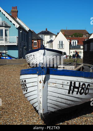 Traditionelle hölzerne Fischerboote auf der Kiesstrand in Aldeburgh Suffolk Stockfoto