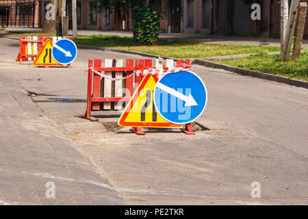 Schild Verengung der Straße, Abstecher in die Stadt auf der sonnigen Sommertag Stockfoto