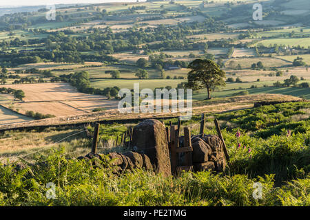 Blick von der Seite der Kakerlaken Felsformation in der Staffordshire Peak District National Park an einem warmen Sommerabend im Juli 2018, England, Großbritannien Stockfoto