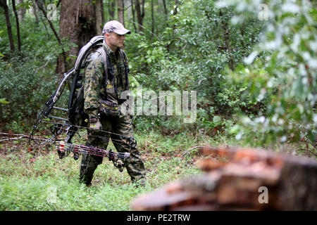 Gunnery Sgt. Jeffrey kurze Spaziergänge hinter der Baumgrenze in Richtung zu seinem Jagdgebiet mit einer Armbrust während Bogenschießen Jagd Marine Corps Air Station Cherry Point, N.C., Sept. 22, 2015. Jagd auf Cherry Point ist offen für aktive Aufgabe Personal, dessen Angehörige, Rentner, DOD-Mitarbeiter und Sponsoren Gäste. Kurz ist die Air Combat Intelligence company gunnery Sergeant für Marine Flügel Hauptsitz Squadron 2. (U.S. Marine Corps Foto von Lance Cpl. Jason Jimenez/Freigegeben) Stockfoto