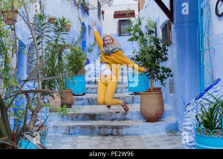 Blonde Mädchen besucht in Zirl (Chaouen) Stadt in Marokko für seine Gebäude in Blau. Stockfoto