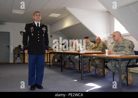 Us-Armee Sgt. William Diaz, 39th Signal Battalion, Chièvres, an der Vorderseite des Command Sergeant Major Brett während Signal am besten Krieger Wettbewerb durch 39th Signal Battalion im chièvres Air Base, Belgien, Sept. 10, 2015 gehostet wird. Die Mitglieder des Vorstands sind von links nach rechts: Command Sgt. Maj. Woody B. Carter, 52. Signal Battalion, Command Sgt. Maj Gregory D. Rowland, 509Th Sig. Bataillon, Command Sgt. Maj. Kevin S. Schehl 2 Signal Brigade, Command Sgt. Maj. Oscar Campos, 39th Signal Battalion, Command Sgt. Maj. Marcus Jones, 44th Signal Battalion, 1 Sgt. Jared D. Dowland, die Stockfoto