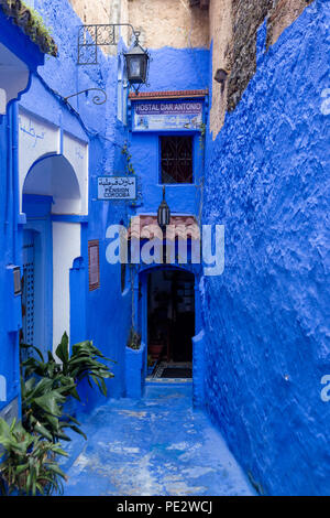 Chefchaouen (Chaouen) ist eine Stadt in Marokko, bekannt für seine Gebäude in Blautönen. Stockfoto