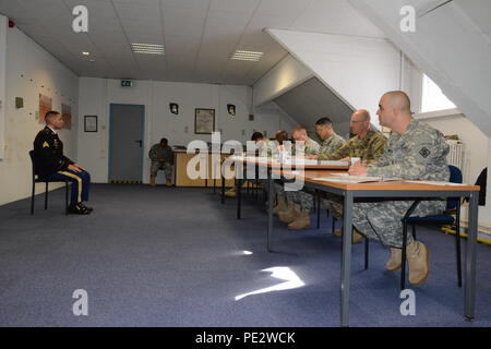 Us-Armee Sgt. William Diaz, 39th Signal Battalion, Chièvres, an der Vorderseite des Command Sgt. Maj. Board während der besten Krieger Wettbewerb gehostet von 39Th Signal Battalion im chièvres Air Base, Belgien, Sept. 10, 2015. Die Mitglieder des Vorstands sind von links nach rechts: Command Sgt. Maj. Woody B. Carter, 52. Signal Battalion, Command Sgt. Maj Gregory D. Rowland, 509Th Sig. Bataillon, Command Sgt. Maj. Kevin S. Schehl 2 Signal Brigade, Command Sgt. Maj. Oscar Campos, 39th Signal Battalion, Command Sgt. Maj. Marcus Jones, 44th Signal Battalion, 1 Sgt. Jared D. Dowland, Vertreter der Stockfoto