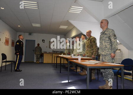 Us-Armee Sgt. William Diaz, 39th Signal Battalion, Chièvres, an der Vorderseite des Command Sergeant Major Brett während Signal am besten Krieger Wettbewerb durch 39th Signal Battalion hosted in der chièvres Air Base, Belgien, Sept. 10, 2015. Die Mitglieder des Vorstands sind von links nach rechts: er Mitglieder des Vorstands sind von links nach rechts: Command Sgt. Maj. Woody B. Carter, 52. Signal Battalion, Command Sgt. Maj Gregory D. Rowland, 509Th Sig. Bataillon, Command Sgt. Maj. Kevin S. Schehl 2 Signal Brigade, Command Sgt. Maj. Oscar Campos, 39th Signal Battalion, Command Sgt. Maj. Marcus Jones, 44th Signal Battalion, Stockfoto