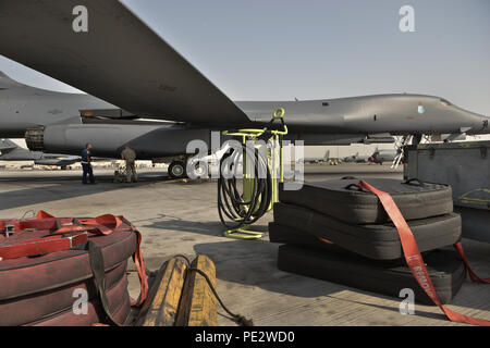 Tech. Sgt Nasir Ahmad und Flieger 1. Klasse James Balcom, 37th Aircraft Maintenance Unit Crew Chiefs, überprüfen Sie mehrere Abschnitte eines B1-B Lancer als Teil ihrer Endkontrolle bereit das Flugzeug vor einer flugzeugbesatzung Boards für eine Mission, Sept. 22, 2015 Al Udeid Air Base, Katar. Ahmad und Balcom sind von Ellsworth Air Force Base, S.D. (USA bereitgestellt Air Force Foto/Staff Sgt. Alexandre Montes) Stockfoto