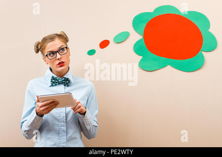 Nerdy Mädchen mit digitalen Tablet. Stockfoto