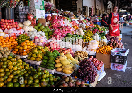 Obst zeigt an der belebten Daoheuang Markt in Thakhek, Laos Stockfoto