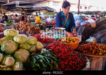 Frisches Gemüse zeigt an der belebten Daoheuang Markt in Thakhek, Laos Stockfoto