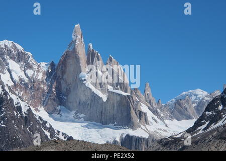Berühmten mt. cerro Torre und seinen Nachbarn mt. Torre Egger und Punta herron im Nationalpark Los Glaciares, Patagonien, Argentinien Stockfoto
