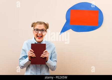 Aufgeregt nerdy Frau kann warten zu lernen. Stockfoto