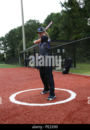 Ein Mitglied der Softball der US Air Force Frauen team Schritte auf dem Deck gegen Softball des US Marine Corps Frauen Team während der 2015 Streitkräfte Softball Meisterschaft am intramural Softball Feld in Camp Lejeune, N.C., Sept. 24, 2015. 160 Athleten aus der US-Armee, Marine Corps, Navy und Air Force während eines einwöchigen Softball Turnier durch Marine Corps Community Services gehostet konkurrierten. (U.S. Marine Corps Foto von Cpl. Caleb McDonald, MCIEAST-MCB CAMLEJ bekämpfen Kamera/Freigegeben) Stockfoto