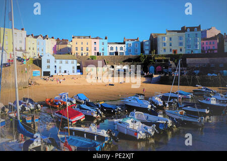 Tenby, Pembrokeshire, South Wales, UK. Juli 23, 2018. Urlauber enjoyong den Hafen Strand als Abend Schatten fallen auf die bunten Gebäude an Zehn Stockfoto