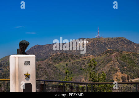 Büste von James Dean mit Hollywood Zeichen im Hintergrund an der Griffith Observatorium im Griffith Park in Los Angeles Stockfoto