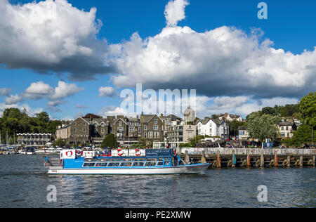 Bowness on Windermere mit Booten und Piers, Lake District National Park Stockfoto