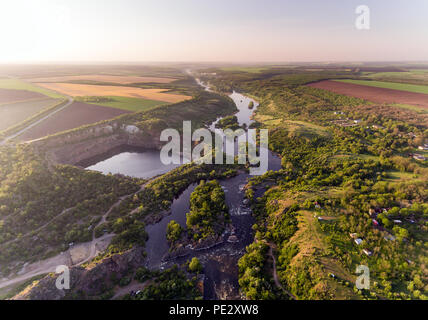 Der südliche Bug River. Die malerischen Felsen und Stromschnellen. Stockfoto