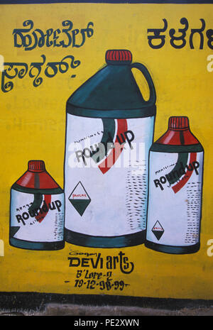 Monsanto Herbizid Roundup Anzeige in Bangalore, Indien. Monsanto ist in der Region aktiv Lobbyarbeit die Landwirte ihre Produkte zu verwenden. Leider führt zu einer Verbreitung von GV-Pflanzen, die viele Landwirte nicht in der Lage sind sich zu leisten. Stockfoto