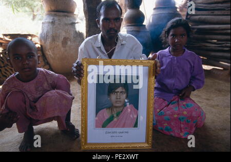 Die Familie von einem Selbstmord in Warangal, Indien. Viele indische Landwirte es vorziehen, sich selbst zu töten, anstatt die Schande der öffentlichen Verschuldung durch Kreditaufnahme GV-Saatgut, die in der Folge, die wachsen nicht zu kaufen. Stockfoto