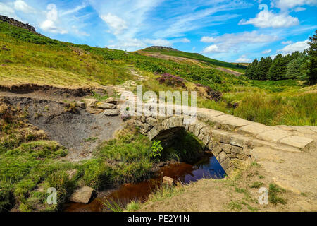 Einzelnen weiblichen Walker und packesel Brücke, Burbage, Burbage Tal, Nationalpark Peak District, Derbyshire, England, Großbritannien Stockfoto