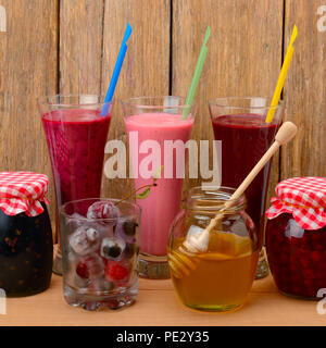 Eingestellt von berry Smoothies, Marmeladen und Gefrorene Beeren Stockfoto