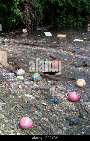 Die Verschmutzung der Flüsse gesammelt in der Nähe einer Verschmutzung Gitter, Fluss, in der Nähe von Brent Brent Behälter, auch als Walisischen Harfe Reservoir, Brent, London, Vereinigtes Königreich bekannt Stockfoto