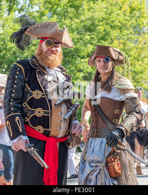 Ein paar in Piratenkostüme posieren für ein Portrait an der jährlichen Coldwater Steampunk Festival, Stockfoto