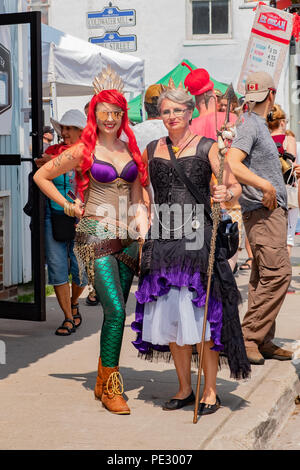 Zwei Frauen in ozeanischen themed Kostümen stellen an der Coldwater Ontario Steampunk Festival. Stockfoto