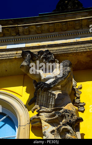 Fassade und Details des barocken Palast von Sans Souci, von Friedrich dem Großen von Preußen in Potsdam, Deutschland. Stockfoto